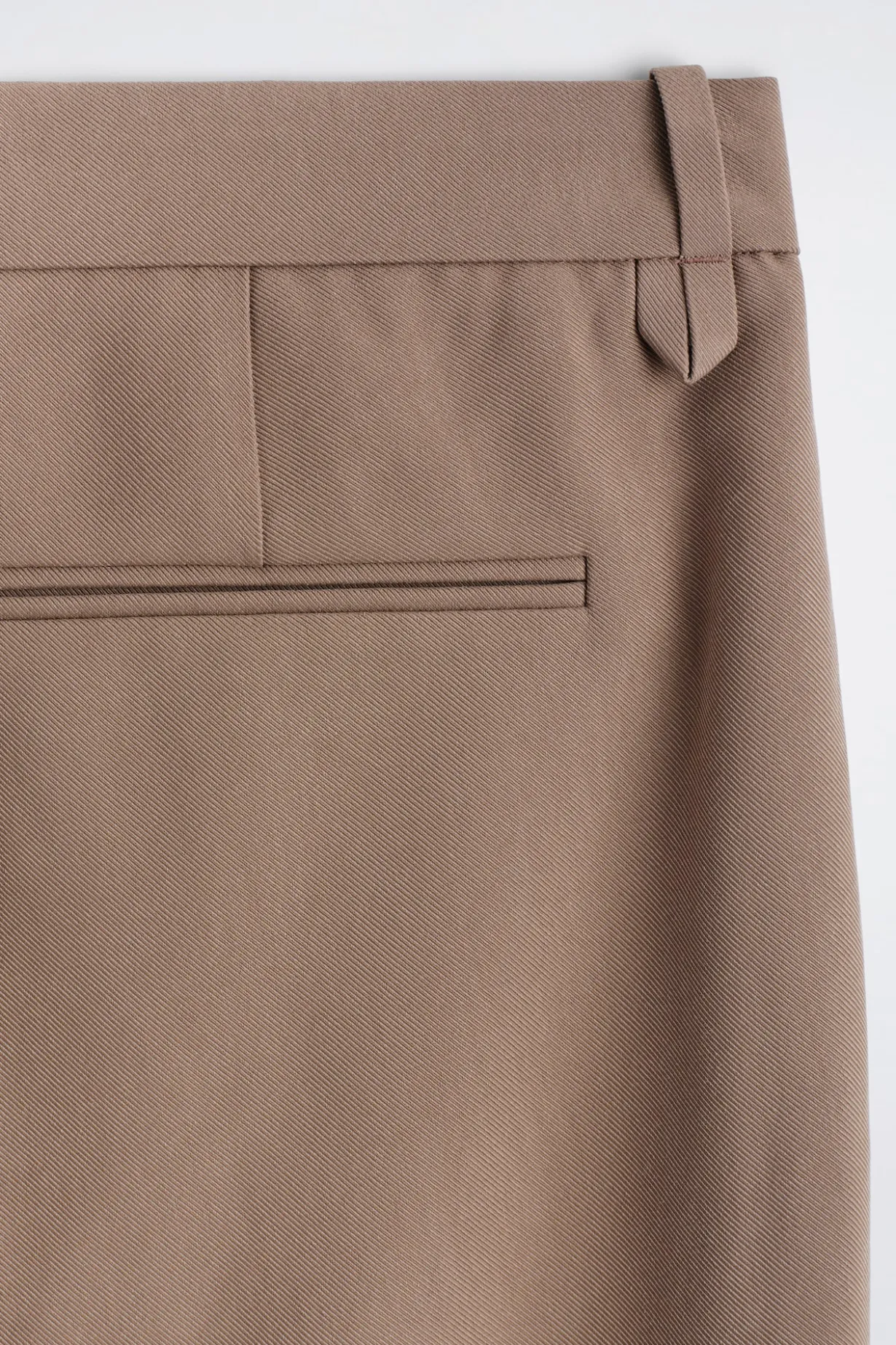 HOSE MIT SCHMALER PASSFORM AUS FLIEßENDEM TWILL