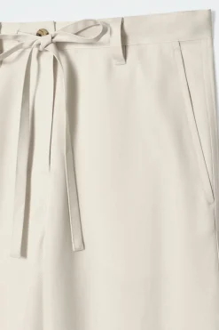 HOSE MIT WEITEM BEIN UND BINDEDETAIL