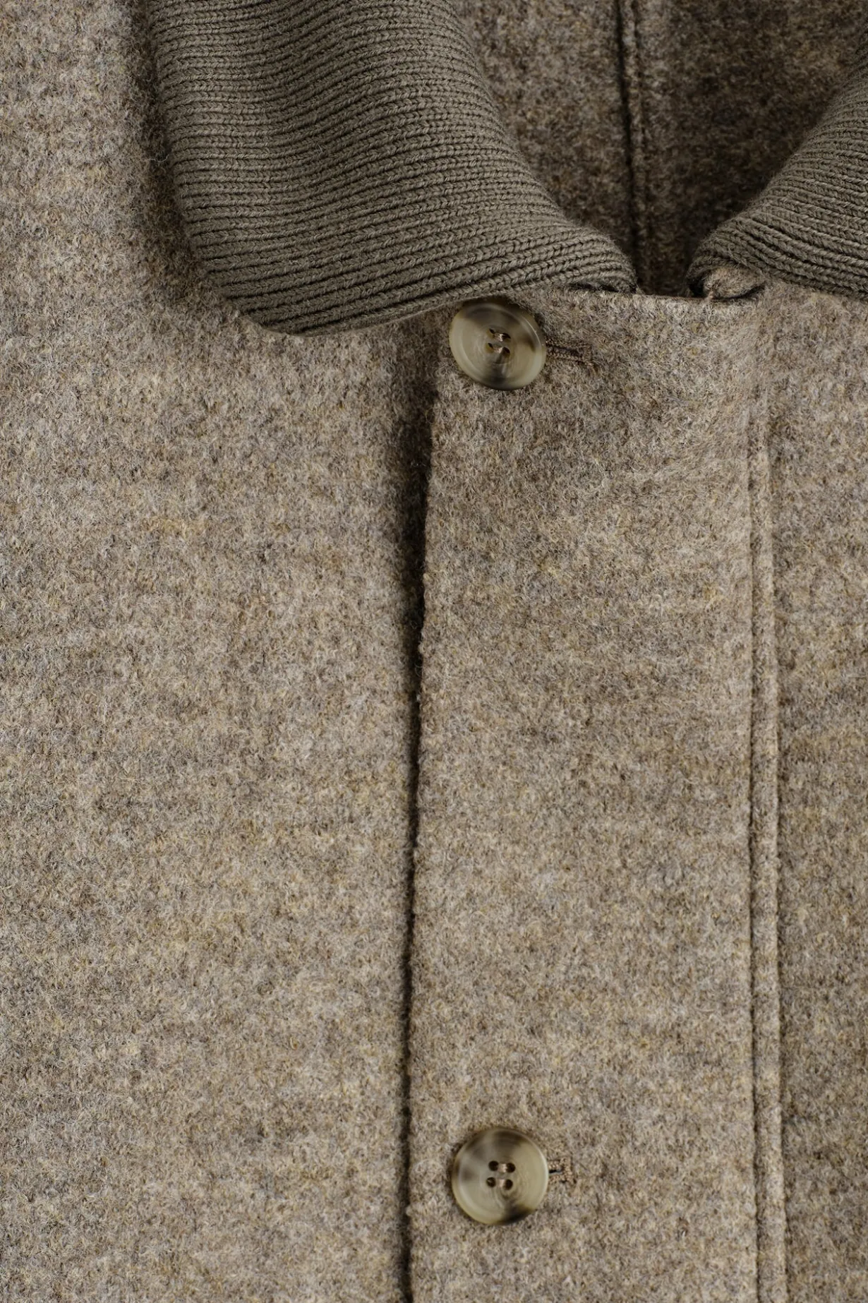 JACKE AUS KOCHWOLLE MIT GERIPPTEM KRAGEN