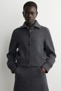 JACKE AUS MERINOWOLLE MIT GERIPPTEM KRAGEN