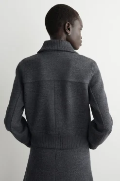 JACKE AUS MERINOWOLLE MIT GERIPPTEM KRAGEN