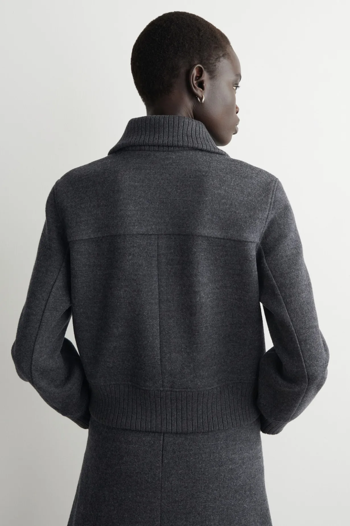 JACKE AUS MERINOWOLLE MIT GERIPPTEM KRAGEN