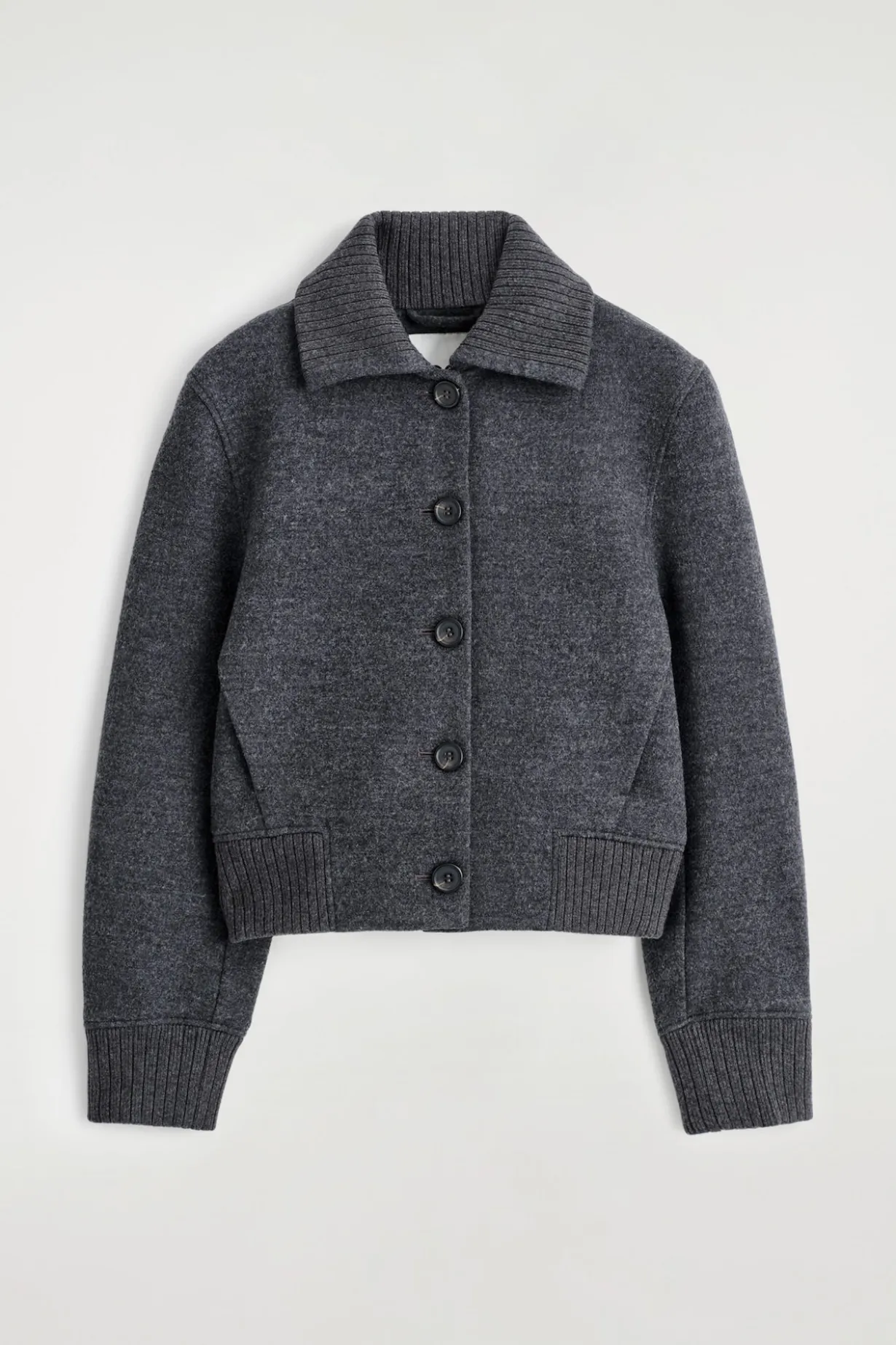JACKE AUS MERINOWOLLE MIT GERIPPTEM KRAGEN