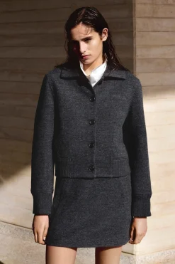 JACKE AUS MERINOWOLLE MIT GERIPPTEM KRAGEN