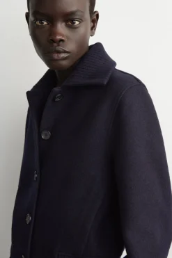JACKE AUS MERINOWOLLE MIT GERIPPTEM KRAGEN