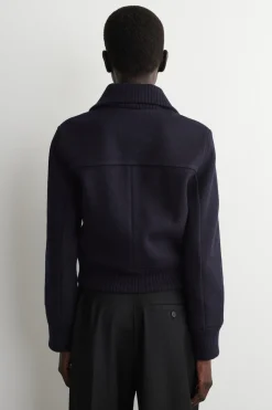 JACKE AUS MERINOWOLLE MIT GERIPPTEM KRAGEN