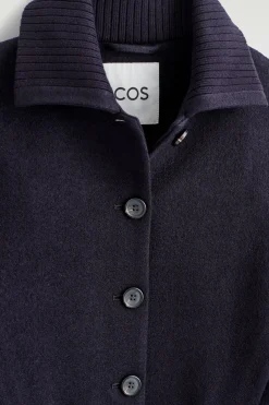 JACKE AUS MERINOWOLLE MIT GERIPPTEM KRAGEN