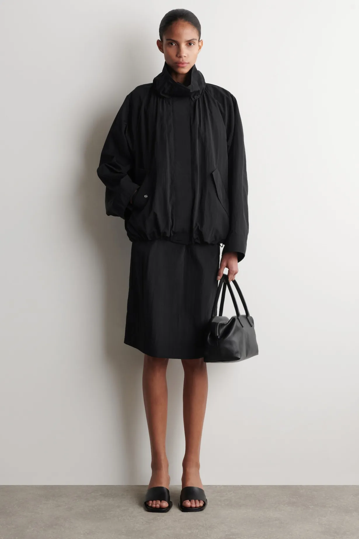 JACKE AUS NYLON MIT TRICHTERKRAGEN