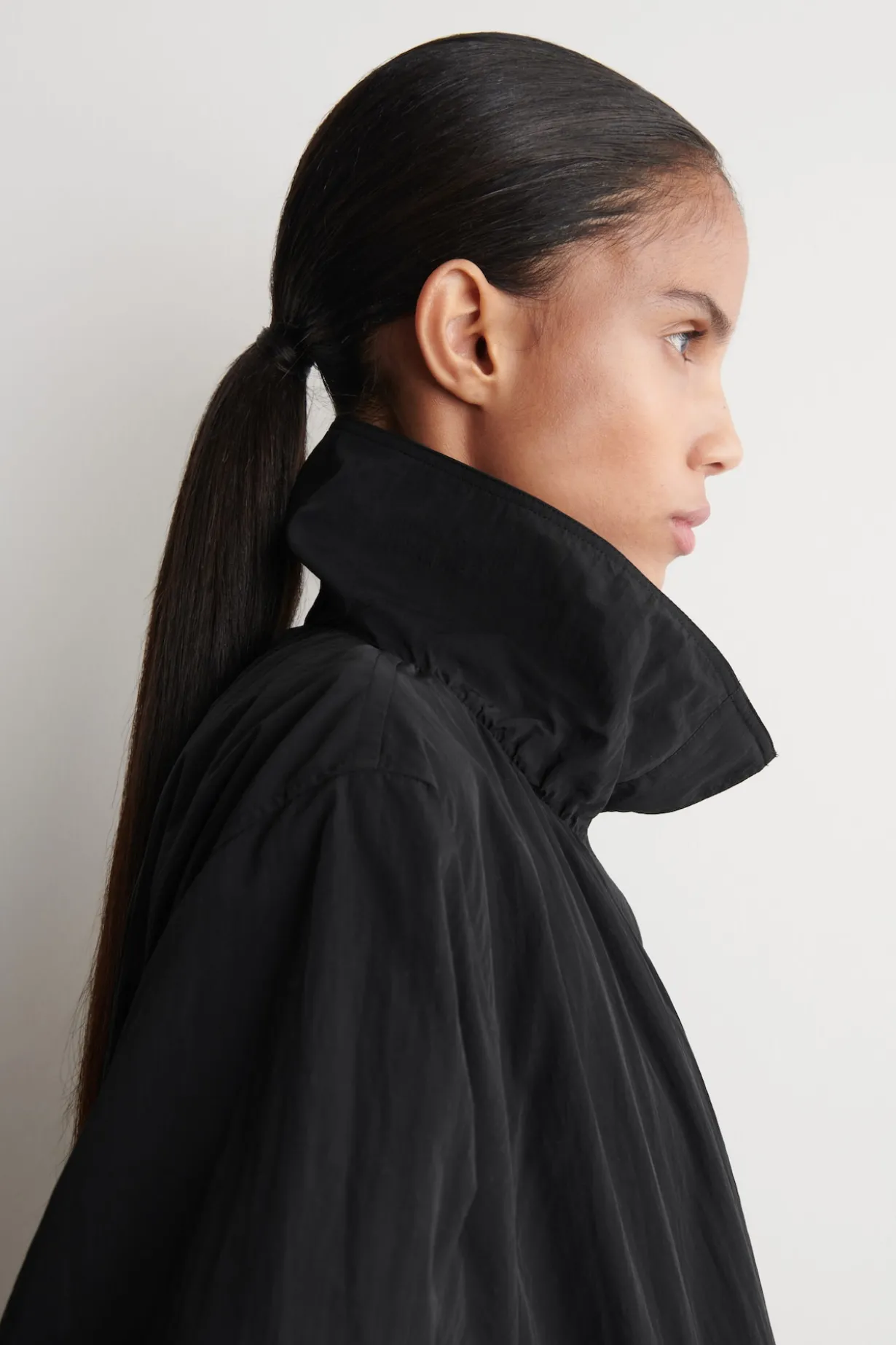 JACKE AUS NYLON MIT TRICHTERKRAGEN