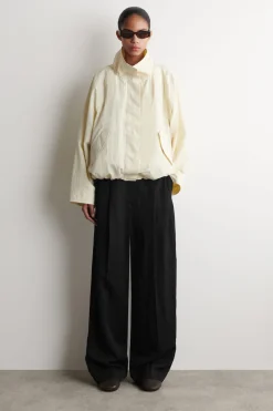 JACKE AUS NYLON MIT TRICHTERKRAGEN