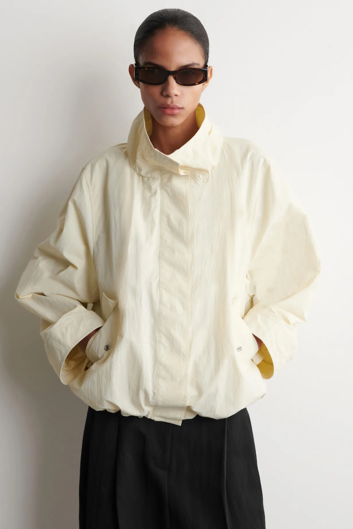 JACKE AUS NYLON MIT TRICHTERKRAGEN