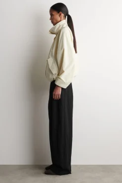 JACKE AUS NYLON MIT TRICHTERKRAGEN