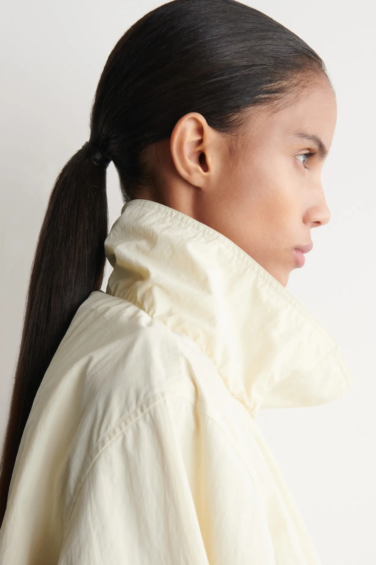 JACKE AUS NYLON MIT TRICHTERKRAGEN