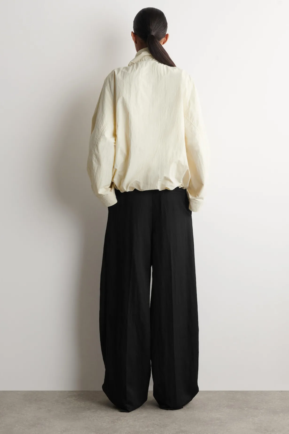 JACKE AUS NYLON MIT TRICHTERKRAGEN