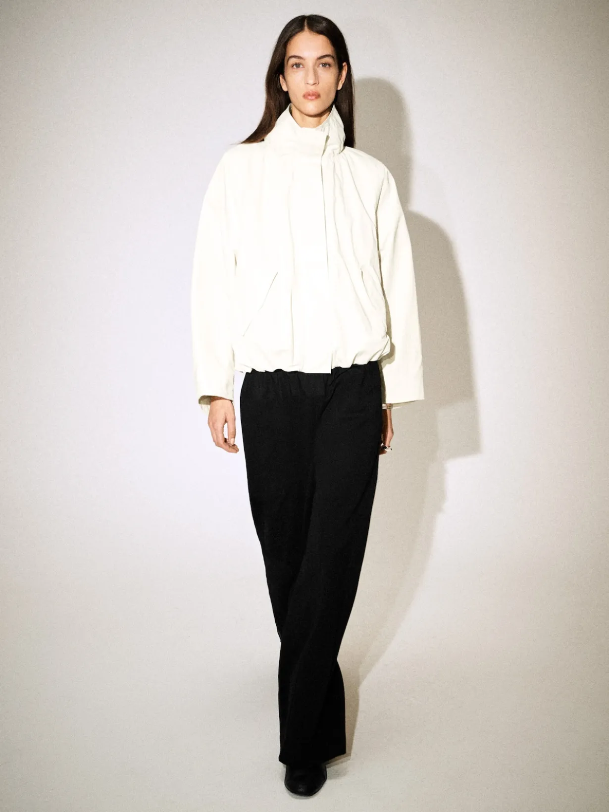 JACKE AUS NYLON MIT TRICHTERKRAGEN