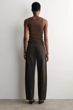 JEANS MIT GERADEM BEIN UND AUFGESETZTEN TASCHEN