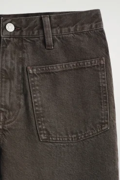 JEANS MIT GERADEM BEIN UND AUFGESETZTEN TASCHEN