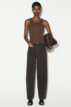 JEANS MIT GERADEM BEIN UND AUFGESETZTEN TASCHEN