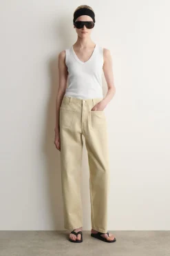 JEANS MIT GERADEM BEIN UND AUFGESETZTEN TASCHEN