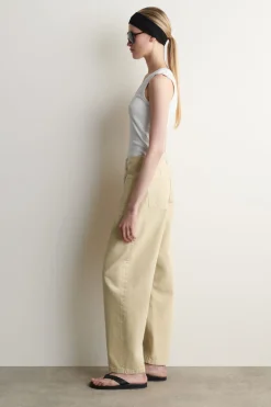 JEANS MIT GERADEM BEIN UND AUFGESETZTEN TASCHEN
