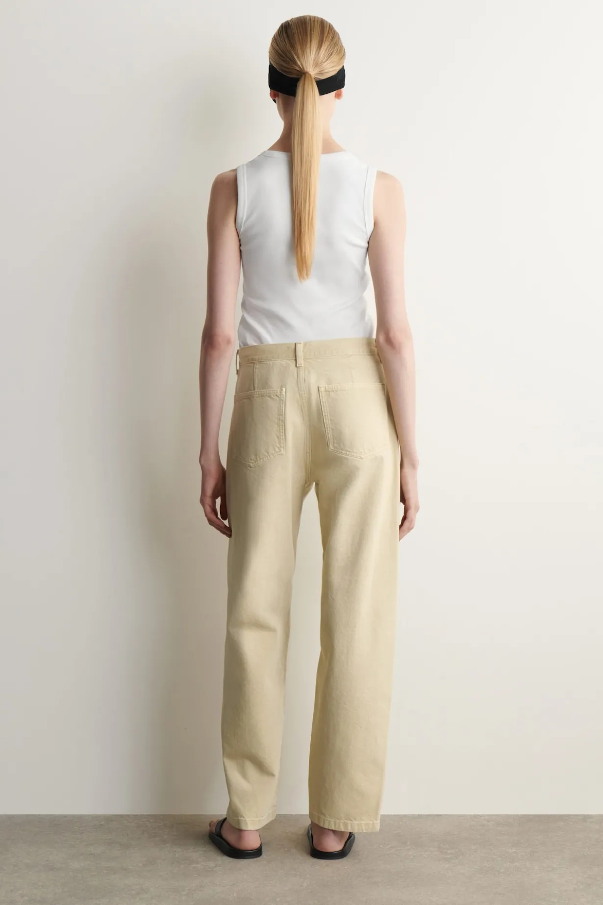 JEANS MIT GERADEM BEIN UND AUFGESETZTEN TASCHEN