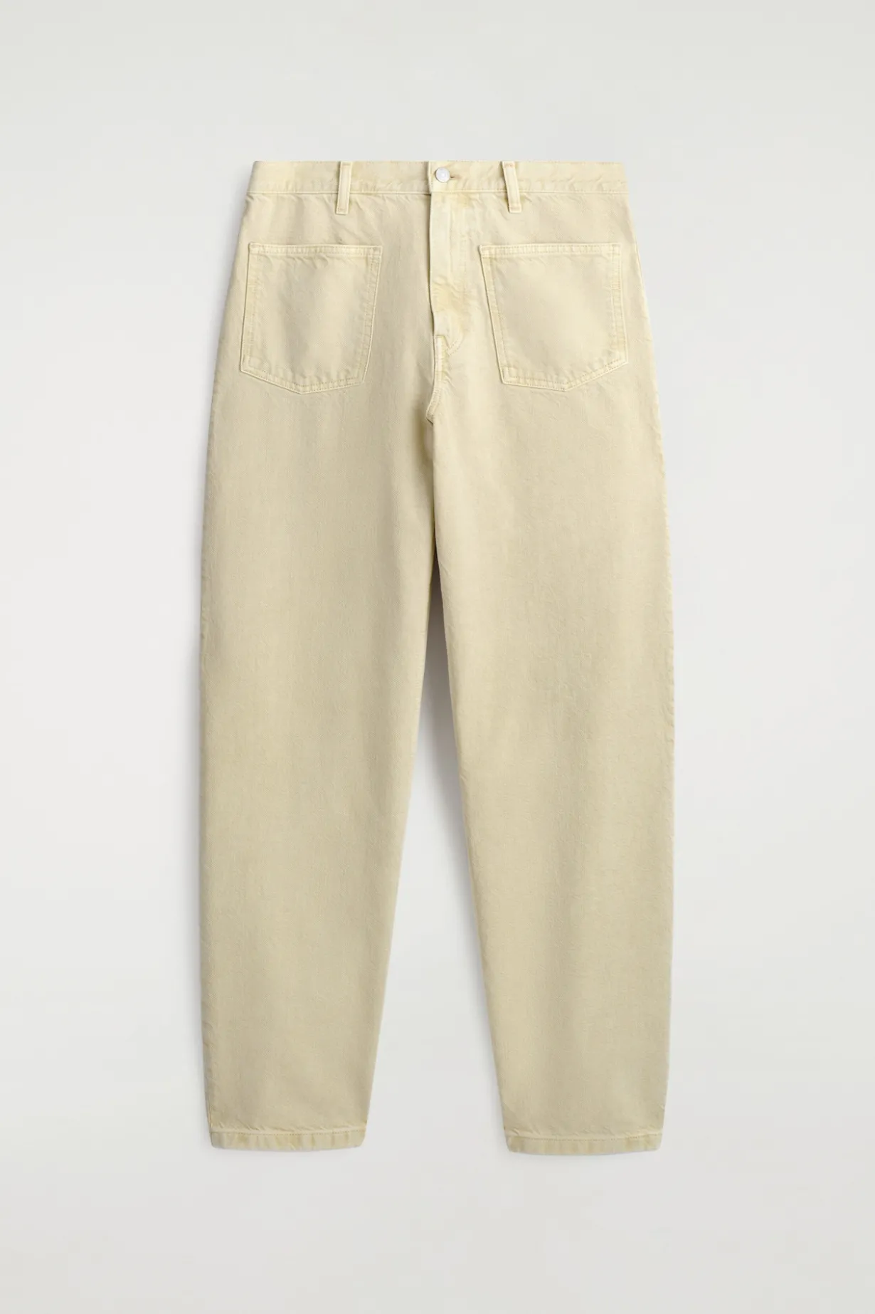 JEANS MIT GERADEM BEIN UND AUFGESETZTEN TASCHEN