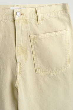 JEANS MIT GERADEM BEIN UND AUFGESETZTEN TASCHEN