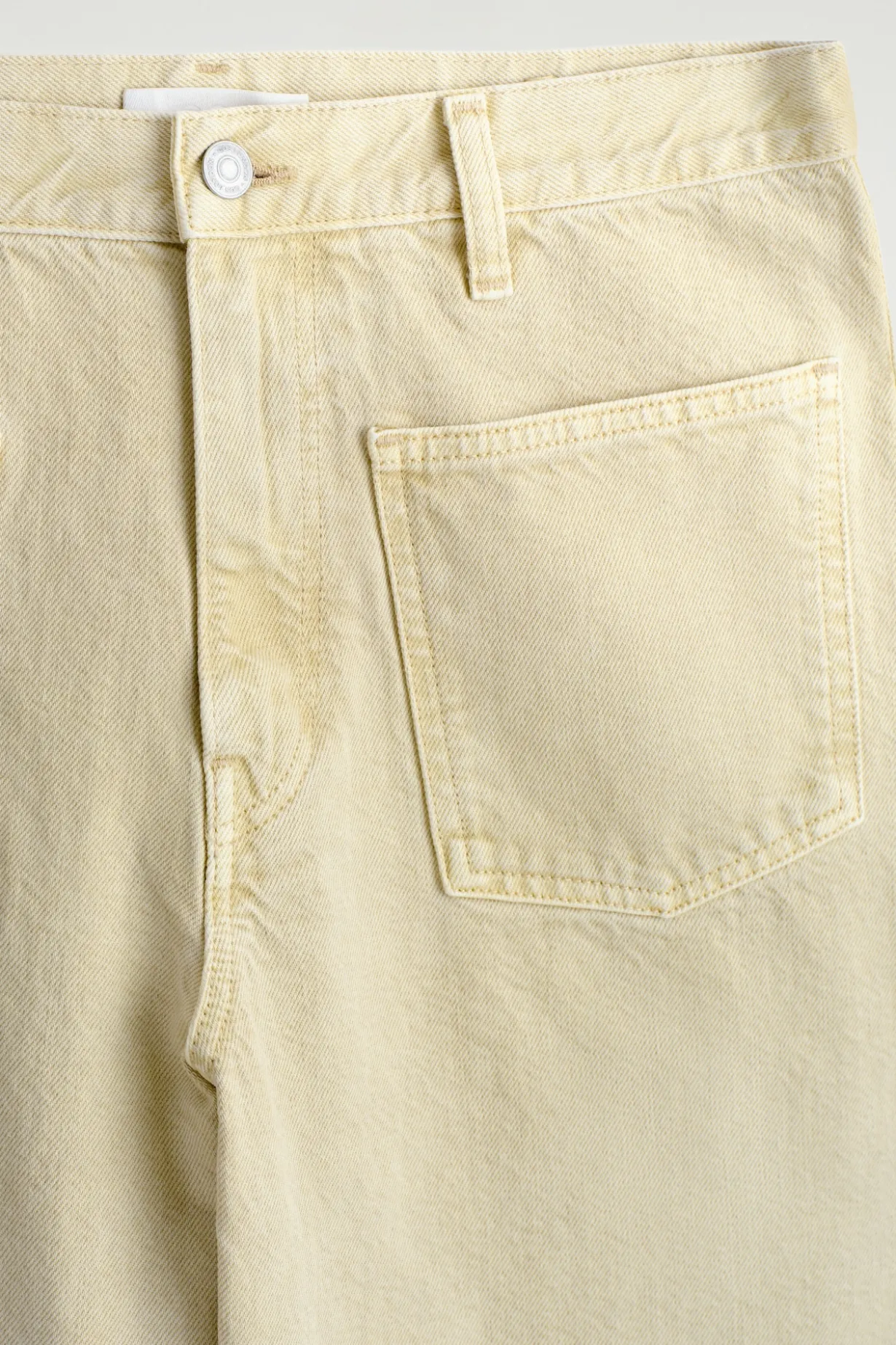JEANS MIT GERADEM BEIN UND AUFGESETZTEN TASCHEN