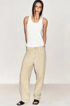 JEANS MIT GERADEM BEIN UND AUFGESETZTEN TASCHEN