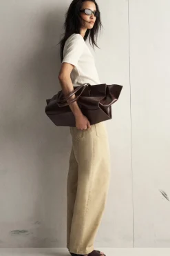 JEANS MIT GERADEM BEIN UND AUFGESETZTEN TASCHEN