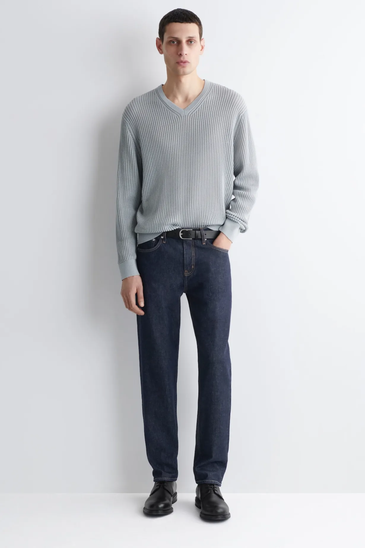 JEANS MIT SCHMALER PASSFORM UND GERADEM BEIN