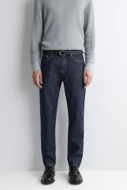 JEANS MIT SCHMALER PASSFORM UND GERADEM BEIN