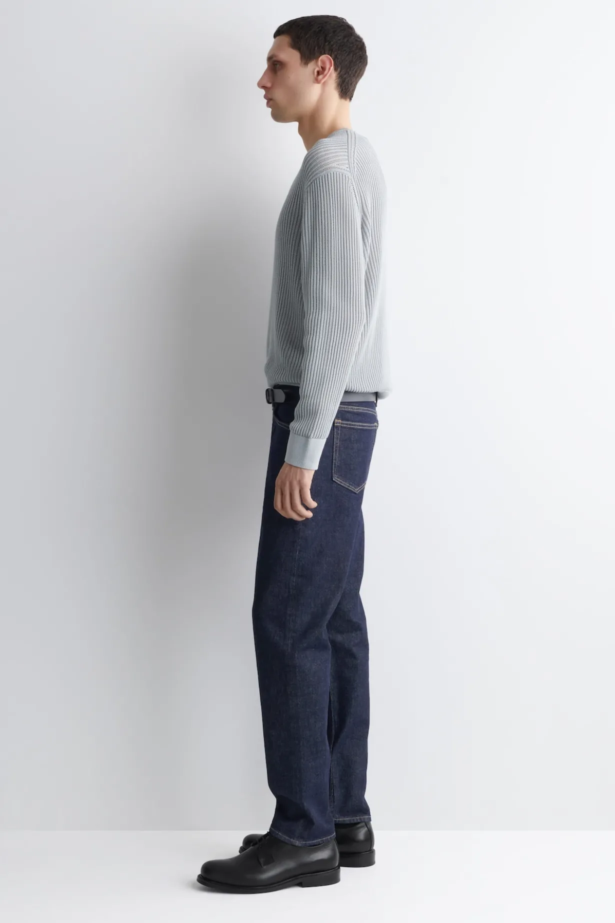 JEANS MIT SCHMALER PASSFORM UND GERADEM BEIN