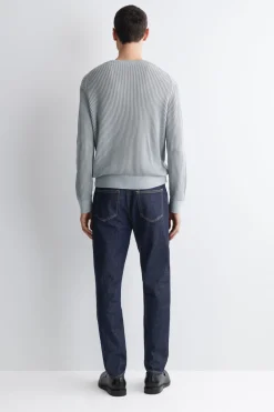 JEANS MIT SCHMALER PASSFORM UND GERADEM BEIN