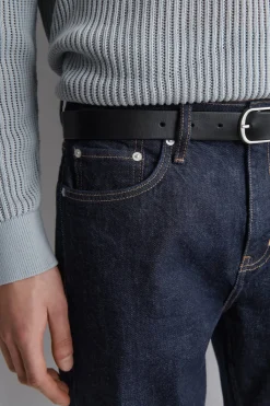 JEANS MIT SCHMALER PASSFORM UND GERADEM BEIN