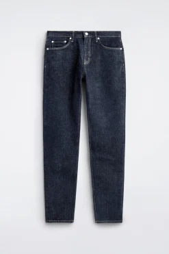 JEANS MIT SCHMALER PASSFORM UND GERADEM BEIN
