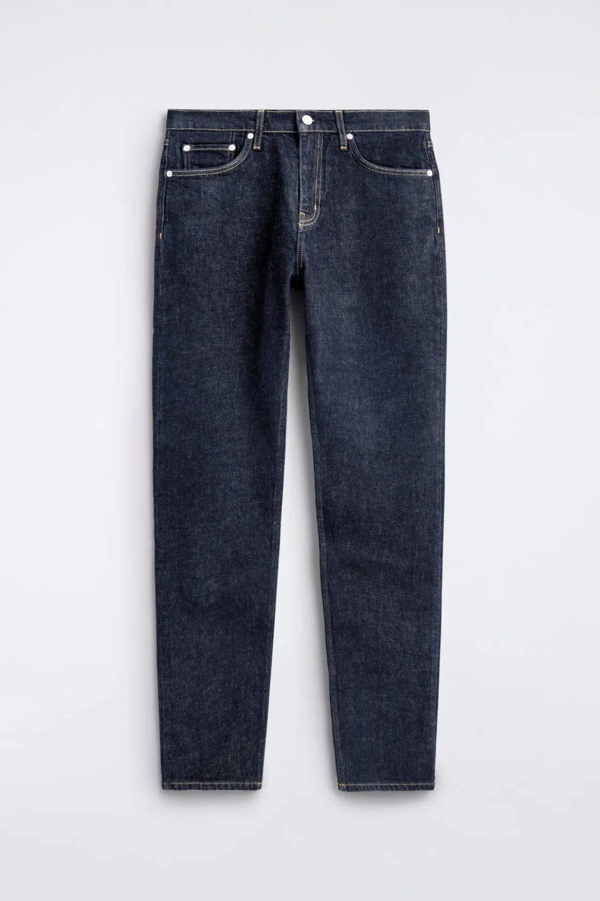 JEANS MIT SCHMALER PASSFORM UND GERADEM BEIN