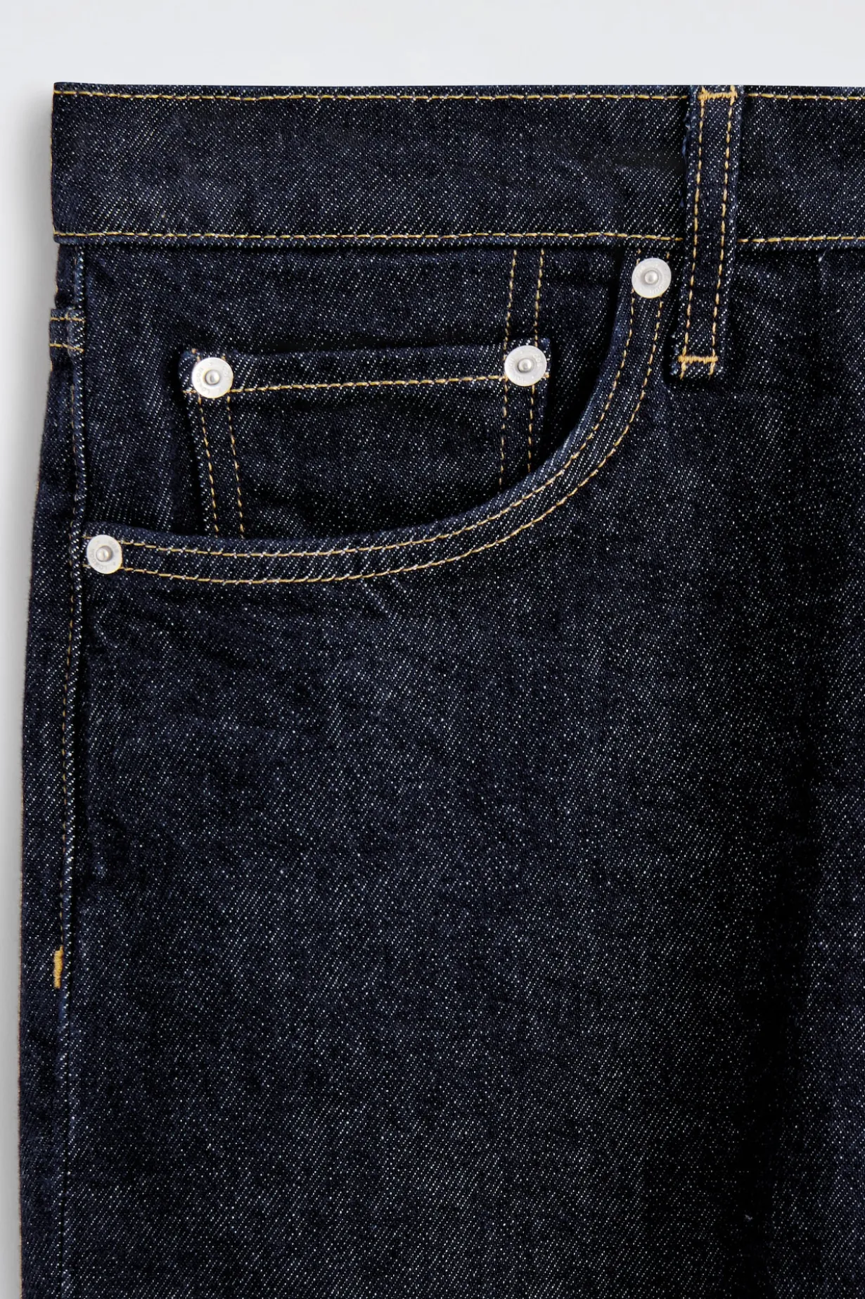 JEANS MIT SCHMALER PASSFORM UND GERADEM BEIN