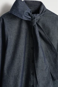 JEANSHEMD MIT SCHLEIFENDDETAIL