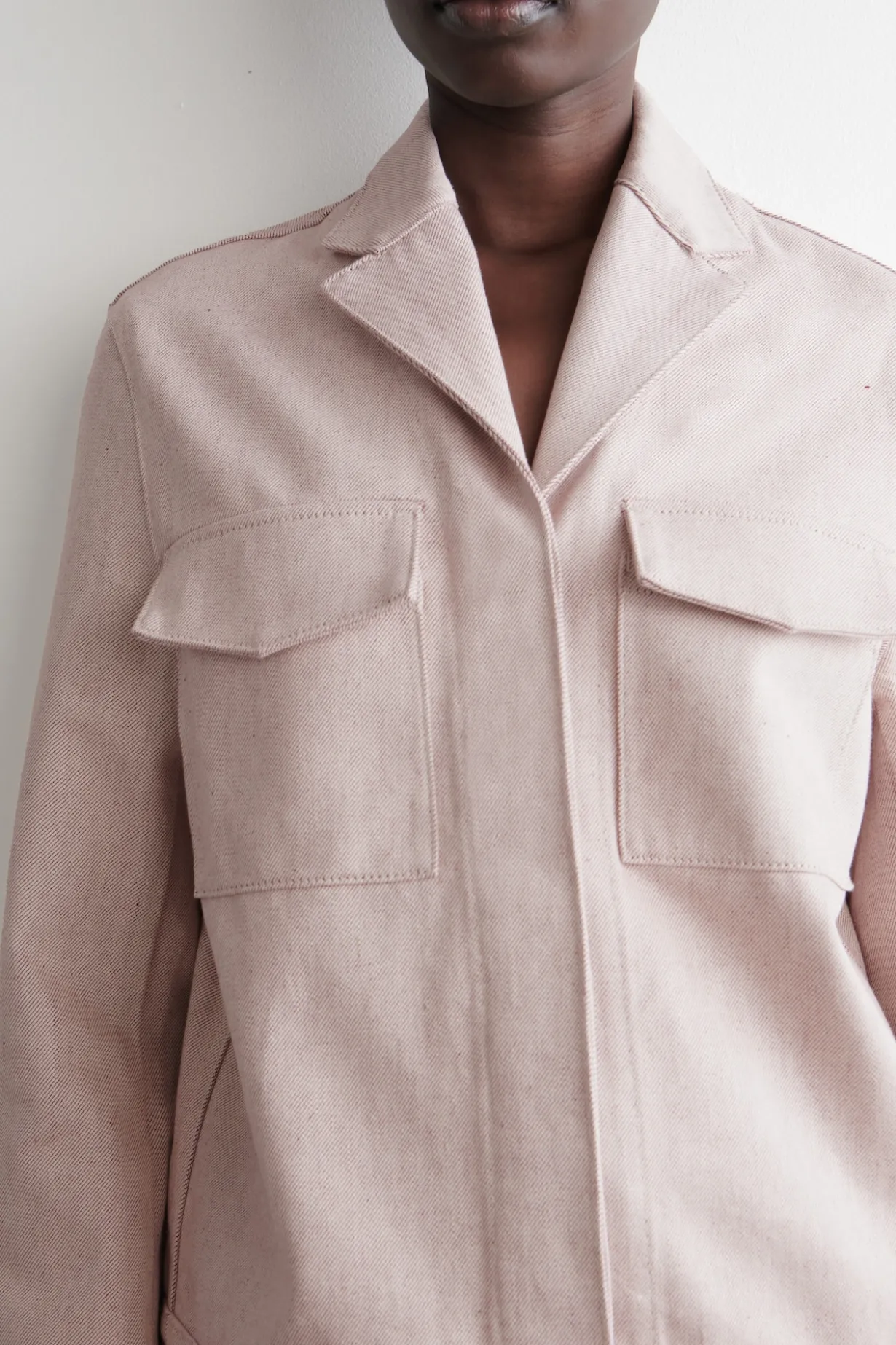 JEANSJACKE IM UTILITY-STIL