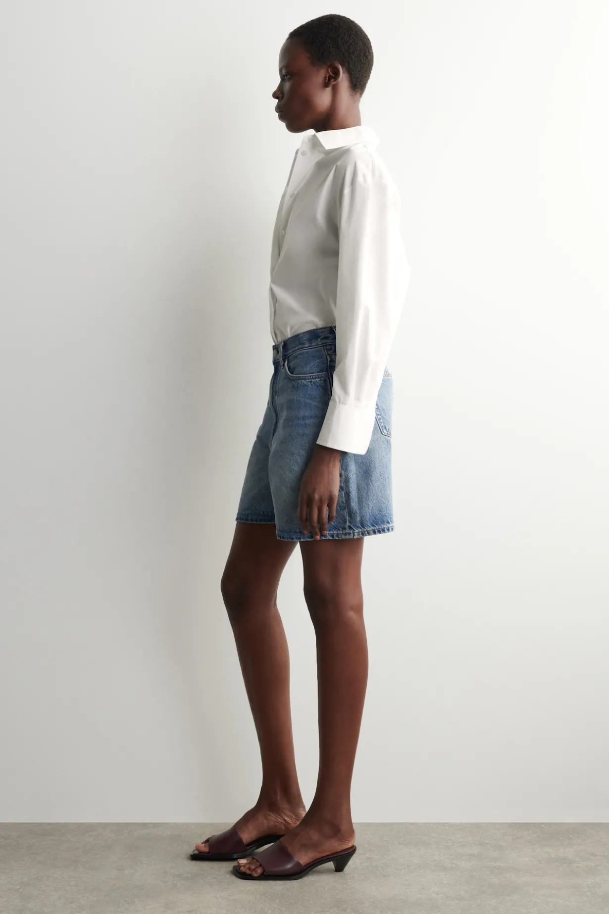 JEANSSHORTS MIT HOHEM BUND