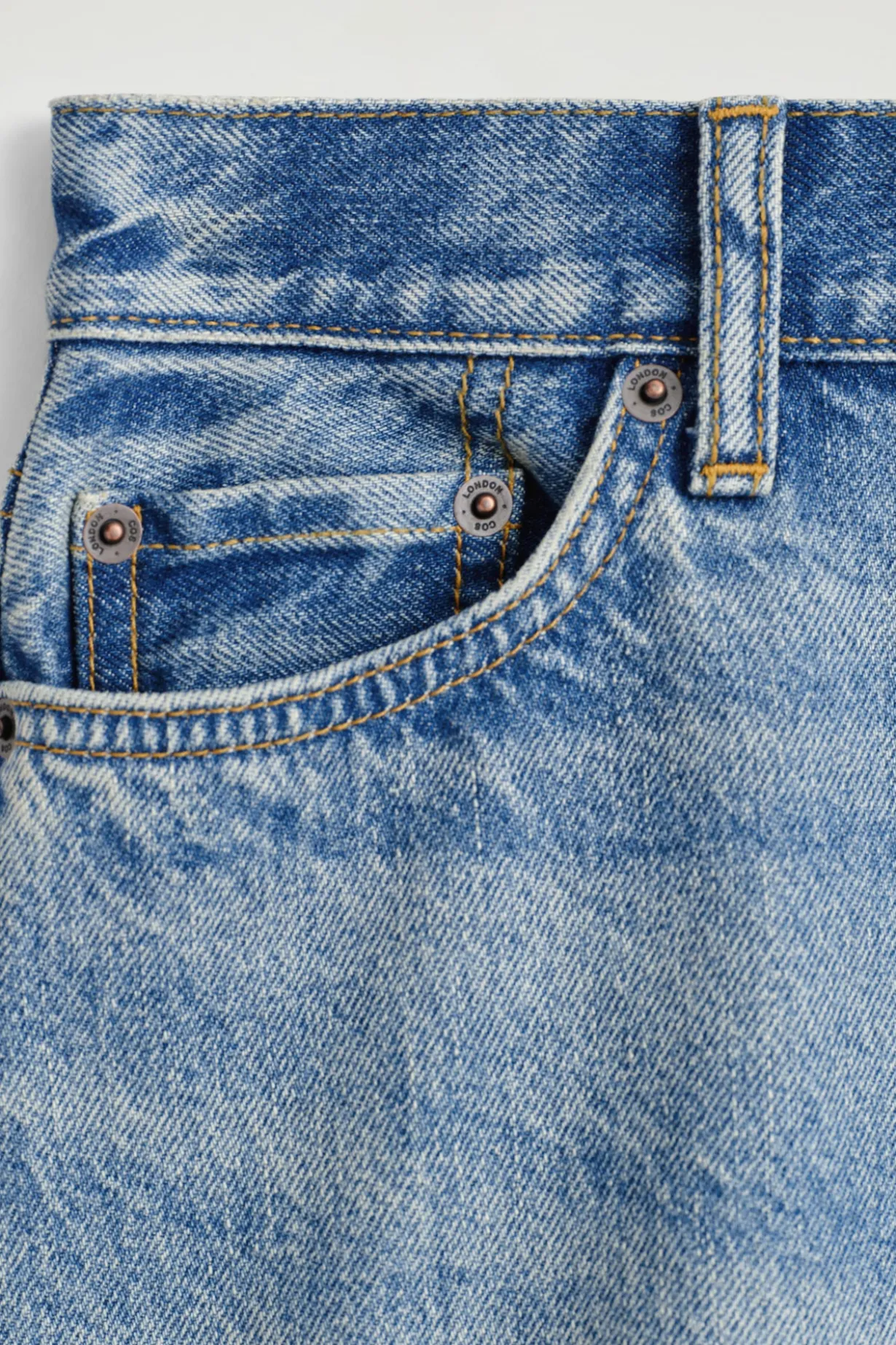 JEANSSHORTS MIT HOHEM BUND