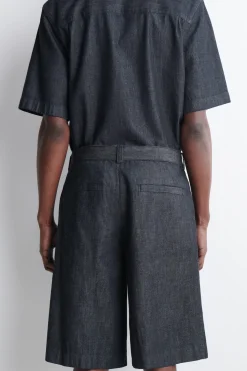 JEANSSHORTS MIT WEITEM BEIN UND GÜRTEL