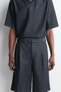 JEANSSHORTS MIT WEITEM BEIN UND GÜRTEL
