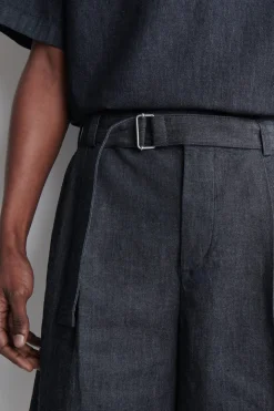 JEANSSHORTS MIT WEITEM BEIN UND GÜRTEL