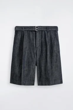 JEANSSHORTS MIT WEITEM BEIN UND GÜRTEL