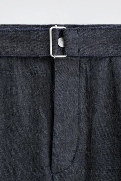 JEANSSHORTS MIT WEITEM BEIN UND GÜRTEL