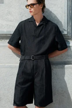 JEANSSHORTS MIT WEITEM BEIN UND GÜRTEL