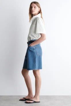 JEANSSHORTS MIT WEITEM BEIN