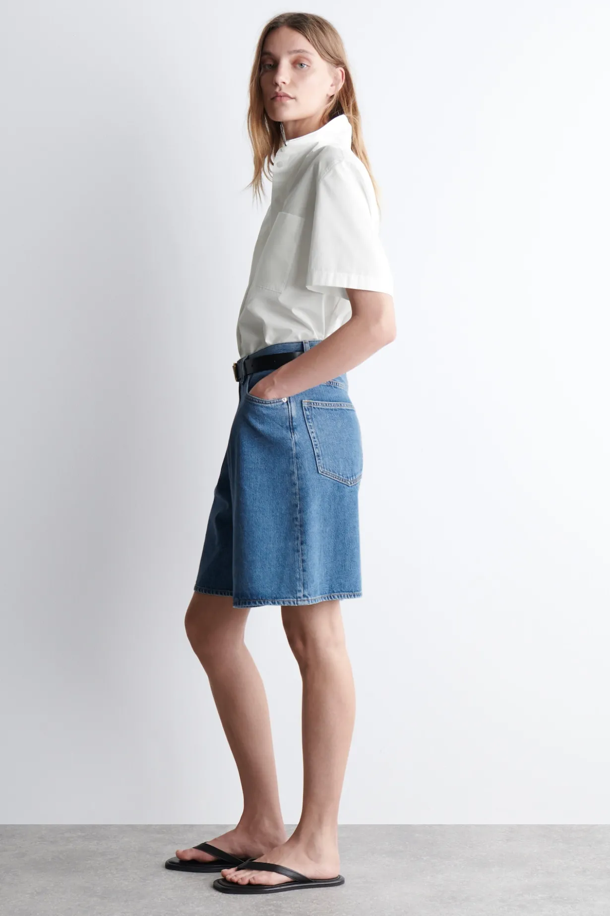 JEANSSHORTS MIT WEITEM BEIN